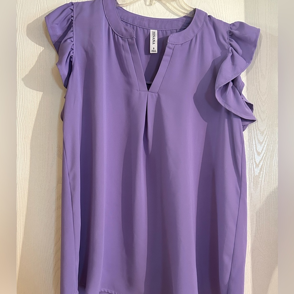 Zenana like new sleeveless blouse size S.